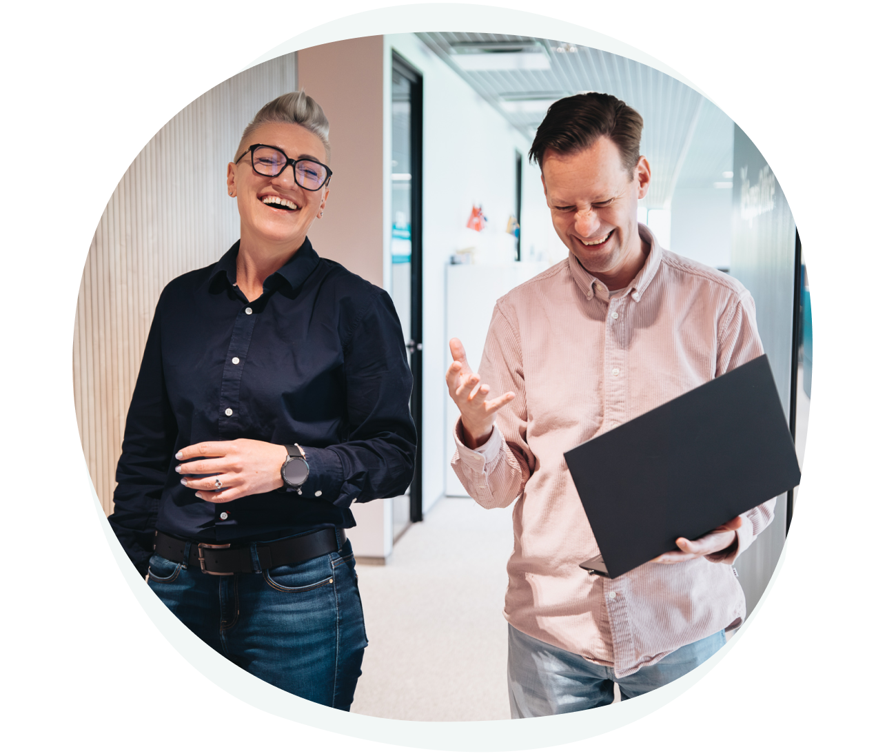 Bärbar dator som visar SuperOffice CRM